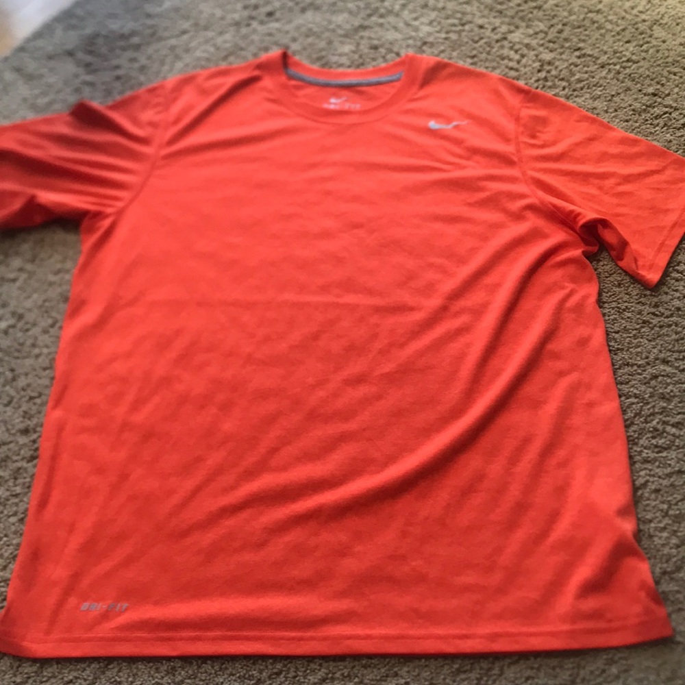 Like New NIKE men’s dri fit tee shirt sz L